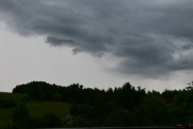 Fırtınalı bir gökyüzü ile fırtınalı bir hava