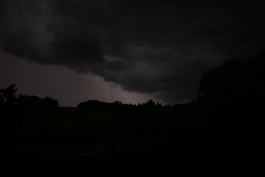 Gökteki karanlık şimşek