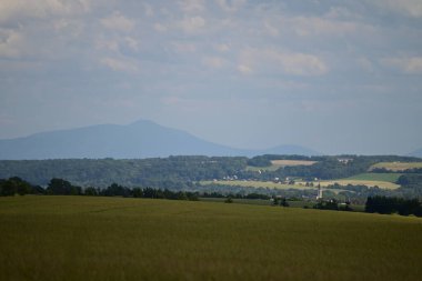 Köyün dağlarındaki tarlaların manzarası.