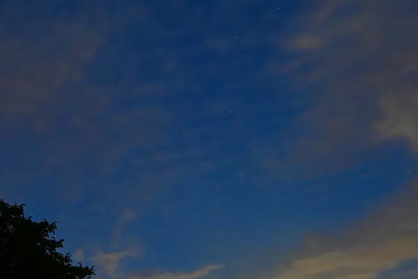 Bulutlu gece gökyüzü