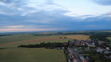 Güzel bir köyün havadan görünüşü