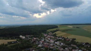 Tarlaların ortasındaki köyün güzel bir görüntüsü.