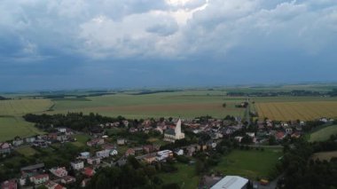 Akşamları tarlaları olan bir tarım arazisinin dikey görüntüsü