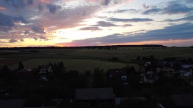 Günbatımı köyün yukarıda