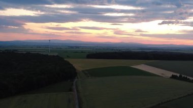 Gün batımını bulutlarla tarlanın üzerinde