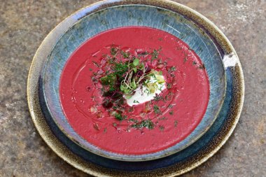 Kasede kırmızı çorba, kaşıkla