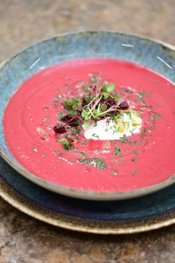 Tabaktaki pancar çorbası.