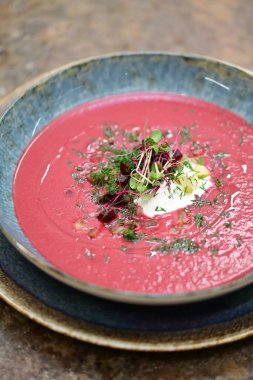 Beyaz tabakta lezzetli bir çorba.