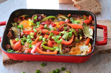 Geleneksel bir Orta Avrupa Tabağı olan Sosis ve Sebzeler Yemek Yemekleri İçin Taze Malzemeler