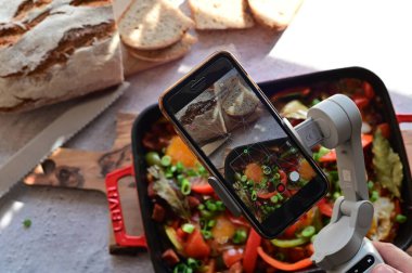 Geleneksel Sosisli, Yumurtalı ve Biberli Çek Lecs Ekmekli Tek Tava Yaz Yemeği