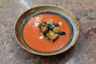 Tavuk ve sebzeli bir tabak çorba.