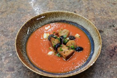 Peynirli ve sebzeli domates çorbası.