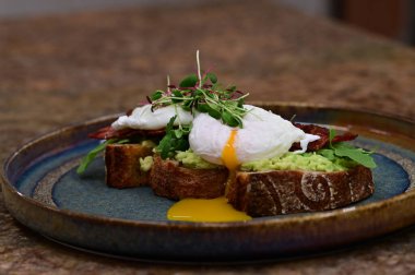 Fırında yumurta ve tost.