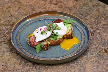 Haşlanmış somonlu sandviç