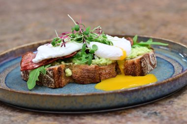 Avokado haşlanmış yumurta, tost ve ahşap arka planda haşlanmış yumurta.