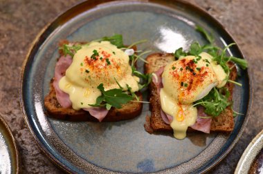 Ahşap masada kızarmış ekmek.