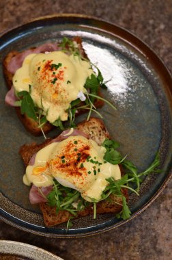 Haşlanmış yumurta ile tost