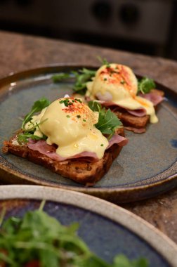 Haşlanmış yumurta ve somonlu tost.