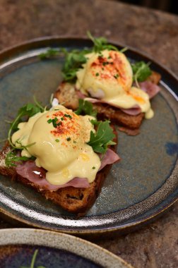 kızarmış ekmek ve yumurta kahvaltı