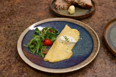 Peynirli ve salatalı omlet