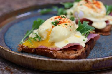 Benedict yumurtalı kahvaltı.