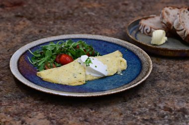 Lezzetli taze peynir tabakta, siyah arkaplanda