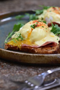 Pastırmalı yumurtalı tost.