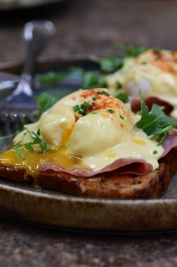 Yağda yumurta, pastırma ve haşlanmış yumurta.