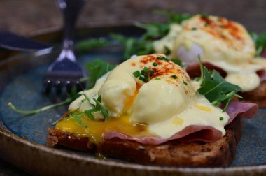Yağda yumurtalı kahvaltı, haşlanmış yumurta ve tost.