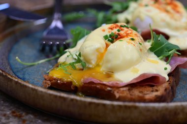 Kahvaltıda yumurta, tost, haşlanmış yumurta ve haşlanmış yumurta.