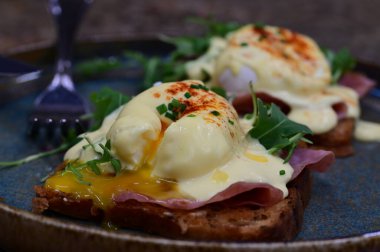 Ahşap masada haşlanmış yumurta.