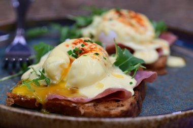 Haşlanmış yumurta tost ile