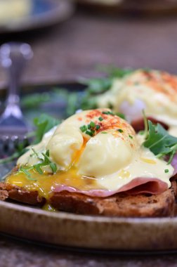 Domuz pastırmalı haşlanmış yumurta ve kızarmış ekmek.