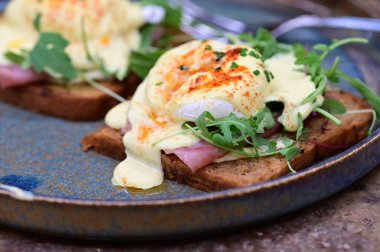 Kahvaltıda yumurta, tost, tost ve haşlanmış yumurta.