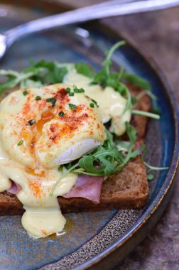 Kızarmış ekmek, jambon, otlar ve taze otlarla haşlanmış yumurta.