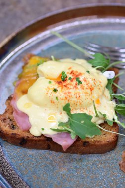 Kızarmış yumurta ve peynirli tost.