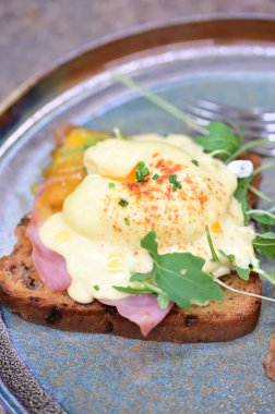 Yumurta ve pastırmalı tost.
