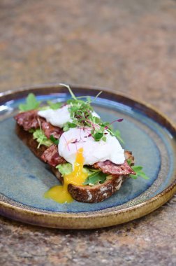 Haşlanmış yumurta, haşlanmış yumurta, tost ve mikroçerez ile nefis kızarmış ekmek.