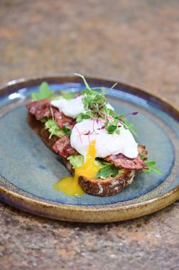 Ekmek ve salata ile haşlanmış yumurta.