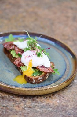 Haşlanmış yumurta ile tost