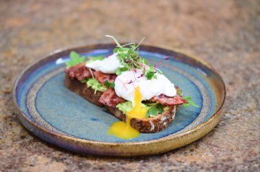 Kızarmış ekmek, haşlanmış yumurta ve haşlanmış yumurta.