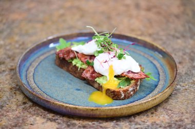Fırında yumurta ve pastırmalı tost.