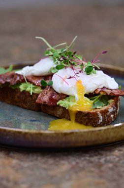 Dilimlenmiş Yumurtanın Yakın Çekimi Avokado tost üzerine damlayan Yumurta Yumurtası Hareketli Kahvaltı Menüsü