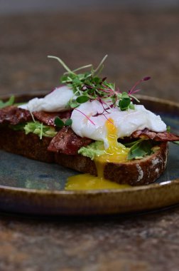 Dilimlenmiş Yumurtanın Yakın Çekimi Avokado tost üzerine damlayan Yumurta Yumurtası Hareketli Kahvaltı Menüsü