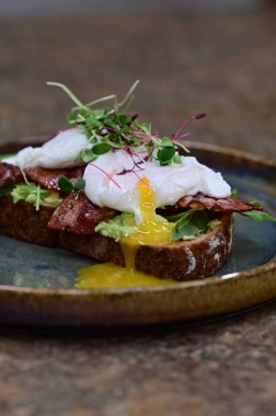 Dilimlenmiş Yumurtanın Yakın Çekimi Avokado tost üzerine damlayan Yumurta Yumurtası Hareketli Kahvaltı Menüsü