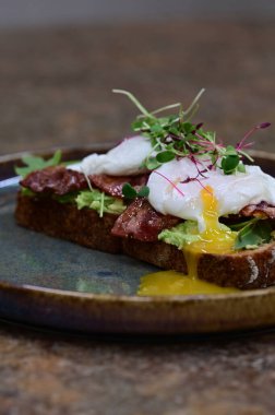 Dilimlenmiş Yumurtanın Yakın Çekimi Avokado tost üzerine damlayan Yumurta Yumurtası Hareketli Kahvaltı Menüsü