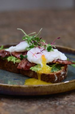 Dilimlenmiş Yumurtanın Yakın Çekimi Avokado tost üzerine damlayan Yumurta Yumurtası Hareketli Kahvaltı Menüsü