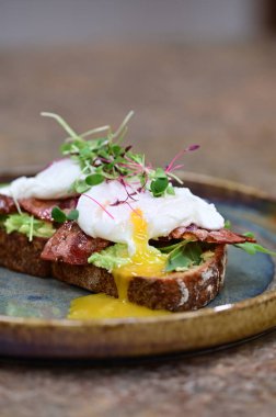Dilimlenmiş Yumurtanın Yakın Çekimi Avokado tost üzerine damlayan Yumurta Yumurtası Hareketli Kahvaltı Menüsü