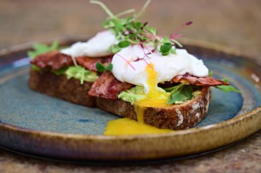 Dilimlenmiş Yumurtanın Yakın Çekimi Avokado tost üzerine damlayan Yumurta Yumurtası Hareketli Kahvaltı Menüsü