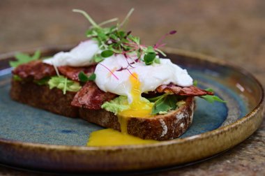 Dilimlenmiş Yumurtanın Yakın Çekimi Avokado tost üzerine damlayan Yumurta Yumurtası Hareketli Kahvaltı Menüsü